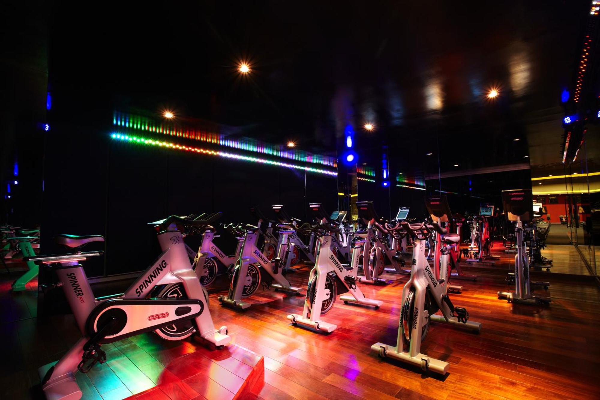 Megapolis Hotel Panama Eksteriør billede A spinning class at a gym