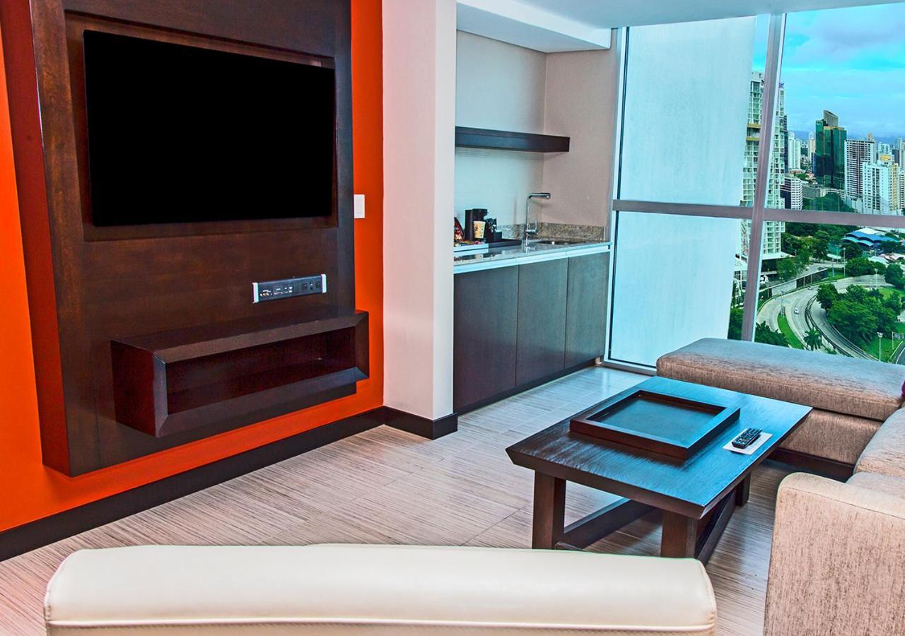 Megapolis Hotel Panama Eksteriør billede A living room with a wet bar